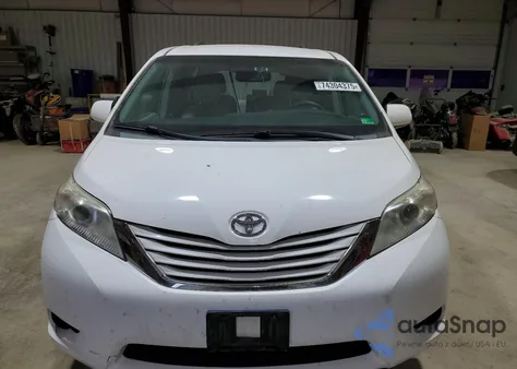 2015 Toyota Sienna Le z USA, uszkodzony, nr VIN 5TDJK3DC0FS115529